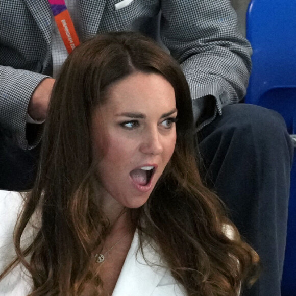 Le prince William et Kate Middleton, avec la princesse Charlotte, encouragent l'équipe de natation lors des Jeux du Commonwealth de Birmingham. Le 2 août 2022.