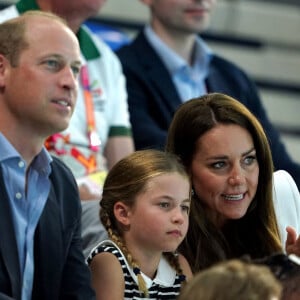 Le prince William et Kate Middleton, avec la princesse Charlotte, encouragent l'équipe de natation lors des Jeux du Commonwealth de Birmingham. Le 2 août 2022.