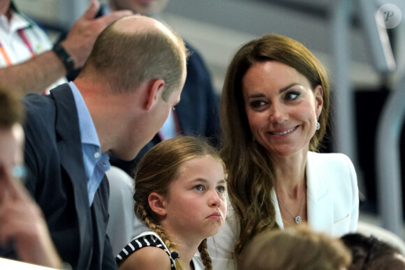 Le prince William et Kate Middleton, avec la princesse Charlotte, encouragent l'équipe de natation lors des Jeux du Commonwealth de Birmingham. Le 2 août 2022.
