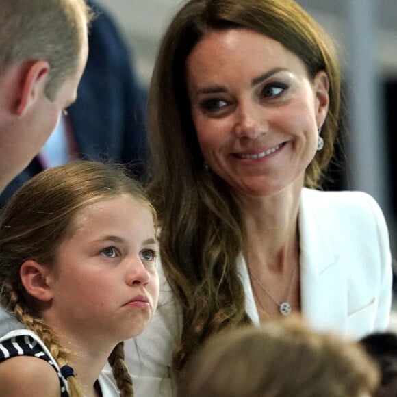 Le prince William et Kate Middleton, avec la princesse Charlotte, encouragent l'équipe de natation lors des Jeux du Commonwealth de Birmingham. Le 2 août 2022.