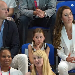 Le prince William et Kate Middleton, avec la princesse Charlotte, encouragent l'équipe de natation lors des Jeux du Commonwealth de Birmingham. Le 2 août 2022.