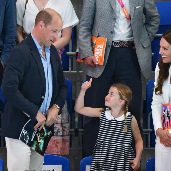 Le prince William et Kate Middleton, avec la princesse Charlotte, encouragent l'équipe de natation lors des Jeux du Commonwealth de Birmingham. Le 2 août 2022.