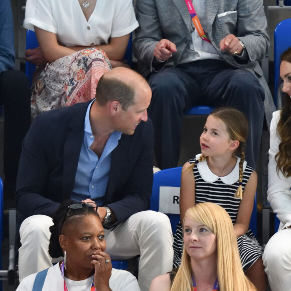 Le prince William et Kate Middleton, avec la princesse Charlotte, encouragent l'équipe de natation lors des Jeux du Commonwealth de Birmingham. Le 2 août 2022.