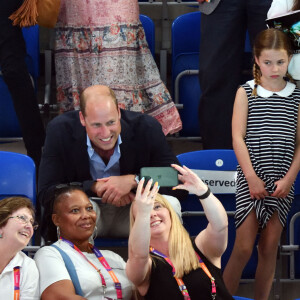 Le prince William et Kate Middleton, avec la princesse Charlotte, encouragent l'équipe de natation lors des Jeux du Commonwealth de Birmingham. Le 2 août 2022.