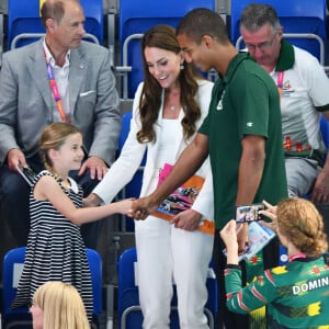 Le prince William et Kate Middleton, avec la princesse Charlotte, encouragent l'équipe de natation lors des Jeux du Commonwealth de Birmingham. Le 2 août 2022.