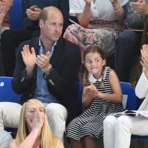 Le prince William et Kate Middleton, avec la princesse Charlotte, encouragent l'équipe de natation lors des Jeux du Commonwealth de Birmingham. Le 2 août 2022.