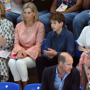 Le prince William, duc de Cambridge, et Catherine (Kate) Middleton, duchesse de Cambridge, avec la princesse Charlotte de Cambridge encouragent l'équipe de natation lors des Jeux du Commonwealth de Birmingham, le 2 août 2022.  Prince William, Duke of Cambridge, Catherine, Duchess of Cambridge, accompanied by their daughter, Princess Charlotte, attending the Commonwealth Games 2022 in Birmingham. They are attending the pool to cheer on the swimmers. August 2nd, 2022.