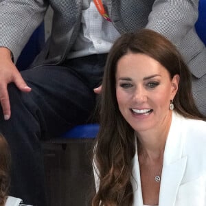 Le prince William et Kate Middleton, avec la princesse Charlotte, encouragent l'équipe de natation lors des Jeux du Commonwealth de Birmingham. Le 2 août 2022.