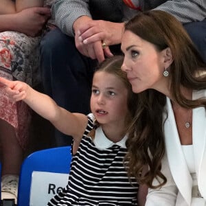 Le prince William et Kate Middleton, avec la princesse Charlotte, encouragent l'équipe de natation lors des Jeux du Commonwealth de Birmingham. Le 2 août 2022.