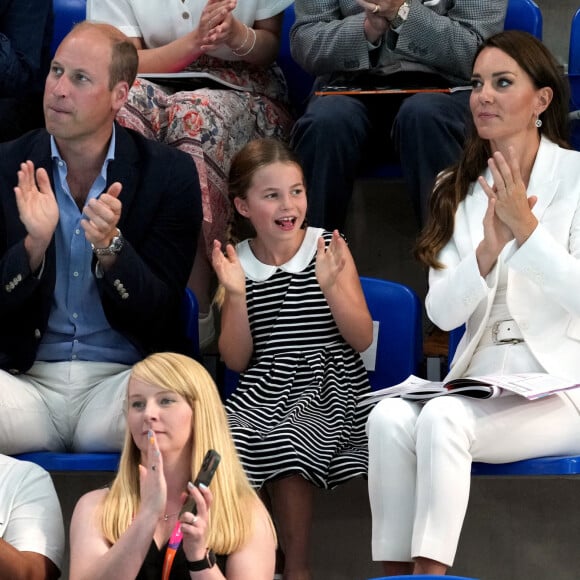 Le prince William et Kate Middleton, avec la princesse Charlotte, encouragent l'équipe de natation lors des Jeux du Commonwealth de Birmingham. Le 2 août 2022.