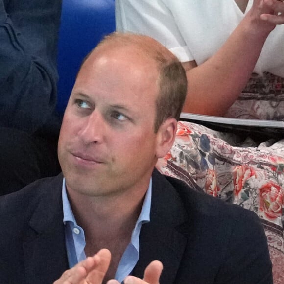 Le prince William et Kate Middleton, avec la princesse Charlotte, encouragent l'équipe de natation lors des Jeux du Commonwealth de Birmingham. Le 2 août 2022.