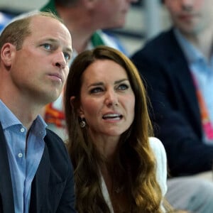 Le prince William et Kate Middleton, avec la princesse Charlotte, encouragent l'équipe de natation lors des Jeux du Commonwealth de Birmingham. Le 2 août 2022.