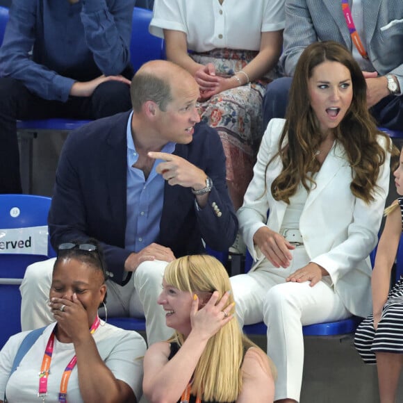 Le prince William et Kate Middleton, avec la princesse Charlotte, encouragent l'équipe de natation lors des Jeux du Commonwealth de Birmingham. Le 2 août 2022.