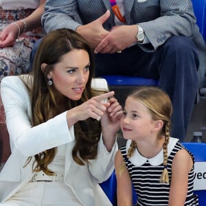 Le prince William et Kate Middleton, avec la princesse Charlotte, encouragent l'équipe de natation lors des Jeux du Commonwealth de Birmingham. Le 2 août 2022.