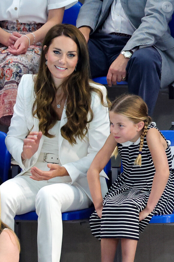 Le prince William et Kate Middleton, avec la princesse Charlotte, encouragent l'équipe de natation lors des Jeux du Commonwealth de Birmingham. Le 2 août 2022.