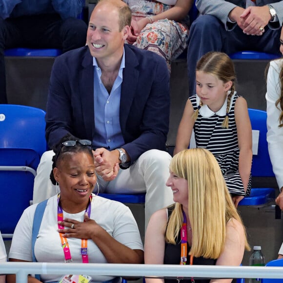 Le prince William et Kate Middleton, avec la princesse Charlotte, encouragent l'équipe de natation lors des Jeux du Commonwealth de Birmingham. Le 2 août 2022.