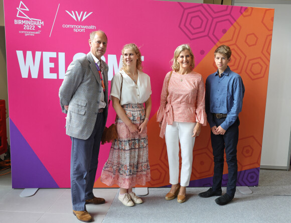 Le prince Edward, Sophie Rhys-Jones, James Mountbatten-Windsor, Louise Mountbatten-Windsor encouragent l'équipe de natation lors des Jeux du Commonwealth de Birmingham, le 2 août 2022.