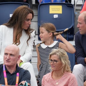 Le prince William et Kate Middleton, avec la princesse Charlotte, encouragent l'équipe de natation lors des Jeux du Commonwealth de Birmingham. Le 2 août 2022.