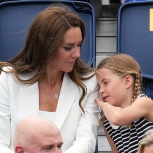 Le prince William et Kate Middleton, avec la princesse Charlotte, encouragent l'équipe de natation lors des Jeux du Commonwealth de Birmingham. Le 2 août 2022.