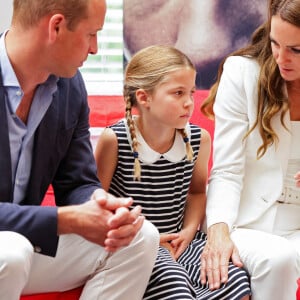 Le prince William et Kate Middleton, avec la princesse Charlotte, encouragent l'équipe de natation lors des Jeux du Commonwealth de Birmingham. Le 2 août 2022.