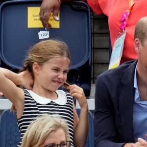 Le prince William et Kate Middleton, avec la princesse Charlotte, encouragent l'équipe de natation lors des Jeux du Commonwealth de Birmingham. Le 2 août 2022.