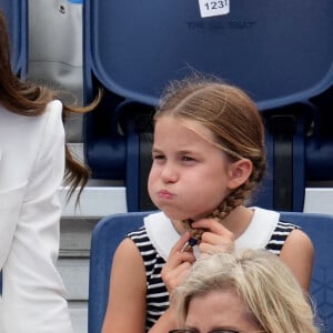 Le prince William et Kate Middleton, avec la princesse Charlotte, encouragent l'équipe de natation lors des Jeux du Commonwealth de Birmingham. Le 2 août 2022.