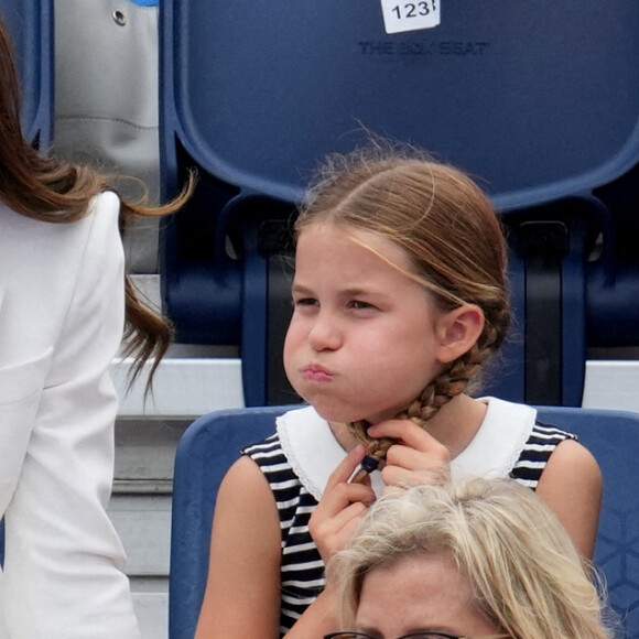 Le prince William et Kate Middleton, avec la princesse Charlotte, encouragent l'équipe de natation lors des Jeux du Commonwealth de Birmingham. Le 2 août 2022.