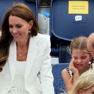 Le prince William et Kate Middleton, avec la princesse Charlotte, encouragent l'équipe de natation lors des Jeux du Commonwealth de Birmingham. Le 2 août 2022.