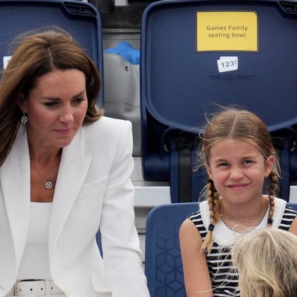 Le prince William et Kate Middleton, avec la princesse Charlotte, encouragent l'équipe de natation lors des Jeux du Commonwealth de Birmingham. Le 2 août 2022.