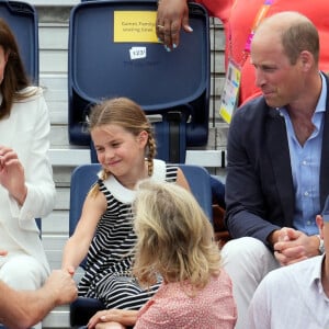 Le prince William et Kate Middleton, avec la princesse Charlotte, encouragent l'équipe de natation lors des Jeux du Commonwealth de Birmingham. Le 2 août 2022.