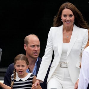 Le prince William et Kate Middleton, avec la princesse Charlotte, encouragent l'équipe de natation lors des Jeux du Commonwealth de Birmingham. Le 2 août 2022.