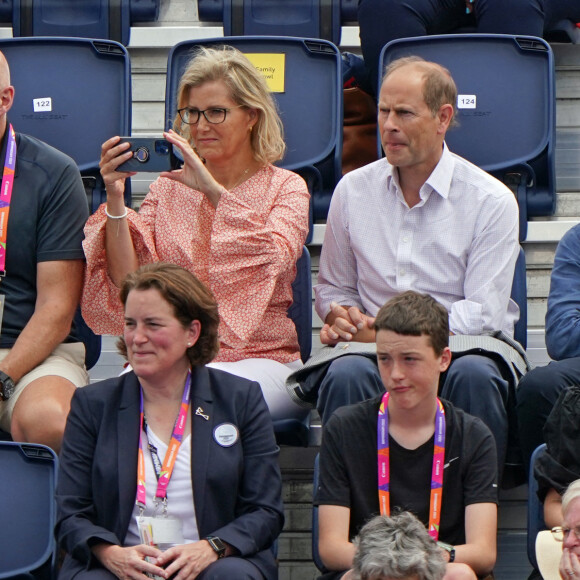 Sophie Rhys-Jonese et le prince Edward encouragent l'équipe de natation lors des Jeux du Commonwealth de Birmingham. Le 2 août 2022.