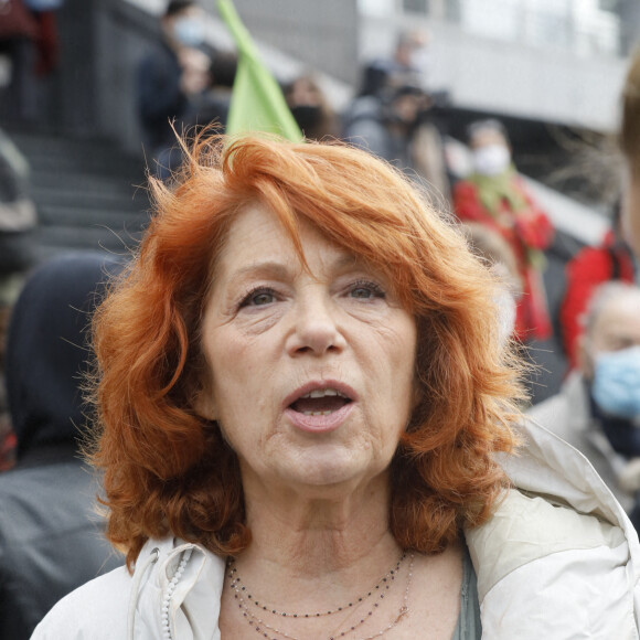 Véronique Genest - Les artistes se mobilisent lors de la manifestation contre la fermeture prolongée des lieux de culture à Paris le 15 décembre 2020 lors de l'épidémie de Coronavirus (COVID-19). © Christophe Clovis / Bestimage