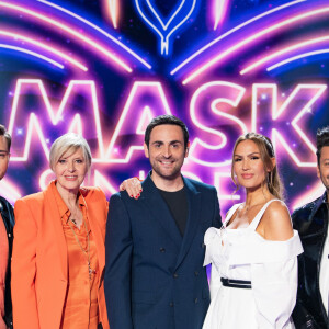 Camille Combal avec les jurés de la saison 4 de "Mask Singer" Jeff Panacloc, Chantal Ladesou, Vitaa et Kev Adams