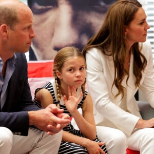 Le prince William, duc de Cambridge, et Catherine (Kate) Middleton, duchesse de Cambridge, avec la princesse Charlotte de Cambridge visitent l'association "SportsAid House" en marge des Jeux du Commonwealth de Birmingham, le 2 août 2022. 