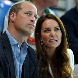 Le prince William, duc de Cambridge, et Catherine (Kate) Middleton, duchesse de Cambridge, avec la princesse Charlotte de Cambridge encouragent l'équipe de natation lors des Jeux du Commonwealth de Birmingham