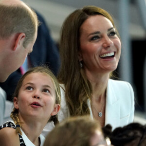 Le prince William, duc de Cambridge, et Catherine (Kate) Middleton, duchesse de Cambridge, avec la princesse Charlotte de Cambridge encouragent l'équipe de natation lors des Jeux du Commonwealth de Birmingham, le 2 août 2022. Le prince Edward, comte de Wessex, Sophie Rhys-Jones, comtesse de Wessex, et leurs enfants, l'ancien Première ministre T.May étaient également présents. 