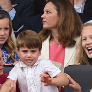 Kate Catherine Middleton, duchesse de Cambridge, le prince Louis, la princesse Charlotte, Mia Tindall - La famille royale d'Angleterre lors de la parade devant le palais de Buckingham, à l'occasion du jubilé de la reine d'Angleterre. le 5 juin 2022