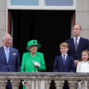 Camilla Parker Bowles, duchesse de Cornouailles, Le prince Charles, prince de Galles, La reine Elisabeth II d'Angleterre, le prince William, duc de Cambridge, Catherine Kate Middleton, duchesse de Cambridge et leurs enfants le prince George, la princesse Charlotte et le prince Louis - La famille royale regarde la grande parade qui clôture les festivités du jubilé de platine de la reine à Londres le 5 juin 2022. 