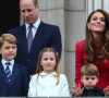 le prince William, duc de Cambridge, Catherine Kate Middleton, duchesse de Cambridge et leurs enfants le prince George, la princesse Charlotte et le prince Louis - La famille royale au balcon du palais de Buckingham lors de la parade de clôture de festivités du jubilé de la reine à Londres le 5 juin 2022. 