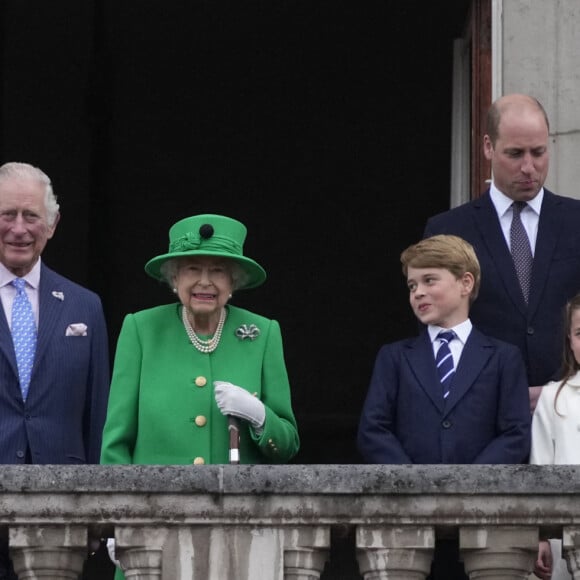 Camilla Parker Bowles, duchesse de Cornouailles, le prince Charles, la reine Elisabeth II, le prince William, duc de Cambridge, Kate Catherine Middleton, duchesse de Cambridge, et leurs enfants le prince George, la princesse Charlotte et le prince Louis - La famille royale d'Angleterre au balcon du palais de Buckingham, à l'occasion du jubilé de la reine d'Angleterre. Le 5 juin 2022 