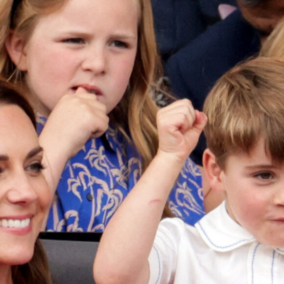 Kate Catherine Middleton, duchesse de Cambridge, le prince Louis, la princesse Charlotte - La famille royale d'Angleterre lors de la parade devant le palais de Buckingham, à l'occasion du jubilé de la reine d'Angleterre. Le 5 juin 2022 