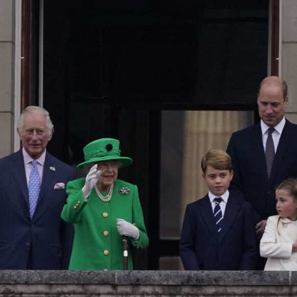 Camilla Parker Bowles, duchesse de Cornouailles, le prince Charles, la reine Elisabeth II, le prince William, duc de Cambridge, Kate Catherine Middleton, duchesse de Cambridge, et leurs enfants le prince George, la princesse Charlotte et le prince Louis - La famille royale d'Angleterre au balcon du palais de Buckingham, à l'occasion du jubilé de la reine d'Angleterre. Le 5 juin 2022 