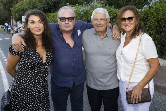 Gérard Presgurvic avec sa femme Evelyne et leur fille Laura, Michel Boujenah - Le triomphe de Patrick Bruel avec 6 rappels (les locations étaient complètes) en concert en acoustique au théâtre de Verdure pour l'ouverture du festival de Ramatuelle le 1er aout 2022. © Cyril Bruneau/Festival de Ramatuelle/Bestimage 