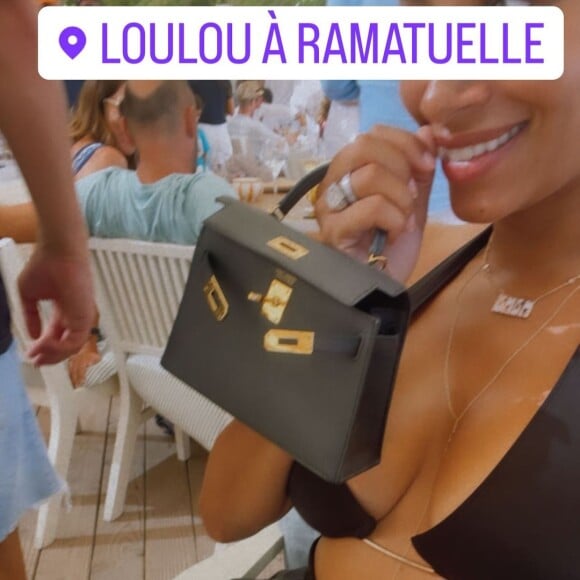 Demdem, la femme de Gims, partage une story d'elle au restaurant à ses abonnés sur Instagram.