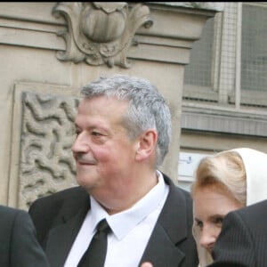 Raphaël Carlier et Stéphanie Carlier au mariage de Guy Carlier et Joséphine Dard à la mairie du 18ème arrondissement à Paris, le 25 novembre 2006