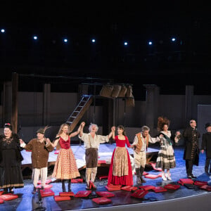 Stéphane Hillel, Nicolas Briançon, Lisa Martino, Pierre-Alain Leleu, Camille Favre-Bulle, Maxime Lombard, Philippe Beautier, Elena Terenteva et Jana Bittnerova - Pièce de théâtre "Jacques et son maître" mise en scène par N. Briançon lors de la 38ème édition du Festival de Ramatuelle le 3 aout 2022. © Cyril Bruneau/ Festival de Ramatuelle/Bestimage