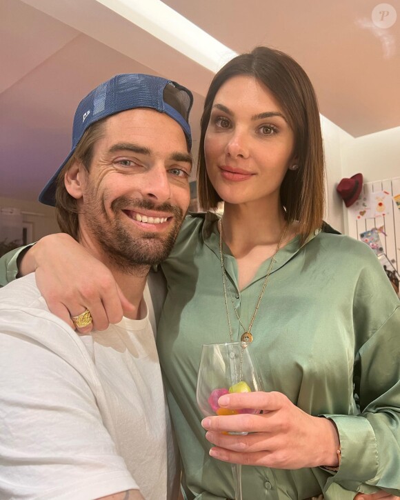 Camille Lacourt pose avec sa compagne Alice Detollenaere.