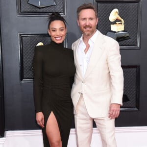 David Guetta et sa compagne Jessica au photocall de la 64ème édition des Grammy Awards au MGM Grand Garden à Las Vegas le 3 avril 2022. 