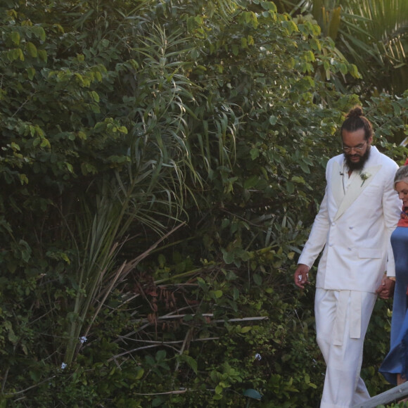 Exclusif - Joakim Noah avec ses parents Yannick Noah et Cecilia Rodhe et Socorro Oliveira Ribeiro - Joakim Noah et Lais Ribeiro se sont mariés devant leurs amis et leur famille sur la plage de Trancoso au Brésil le 13 juillet 2022.